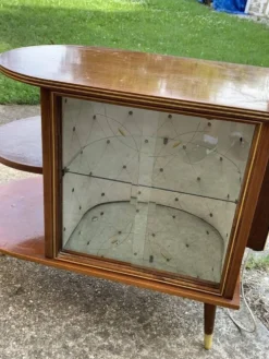 Meuble bar cocktail Art Déco marron en noyer avec lampe intégrée et vitrine miroir 1950s