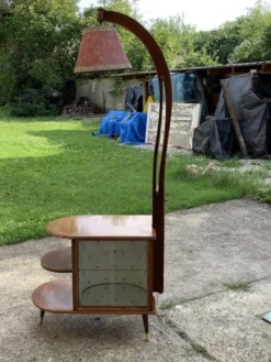 Meuble bar cocktail Art Déco marron en noyer avec lampe intégrée et vitrine miroir 1950s