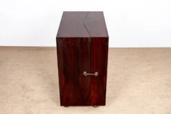 Meuble bar danois sur roulettes en palissandre et laiton par Jorgen Clausen