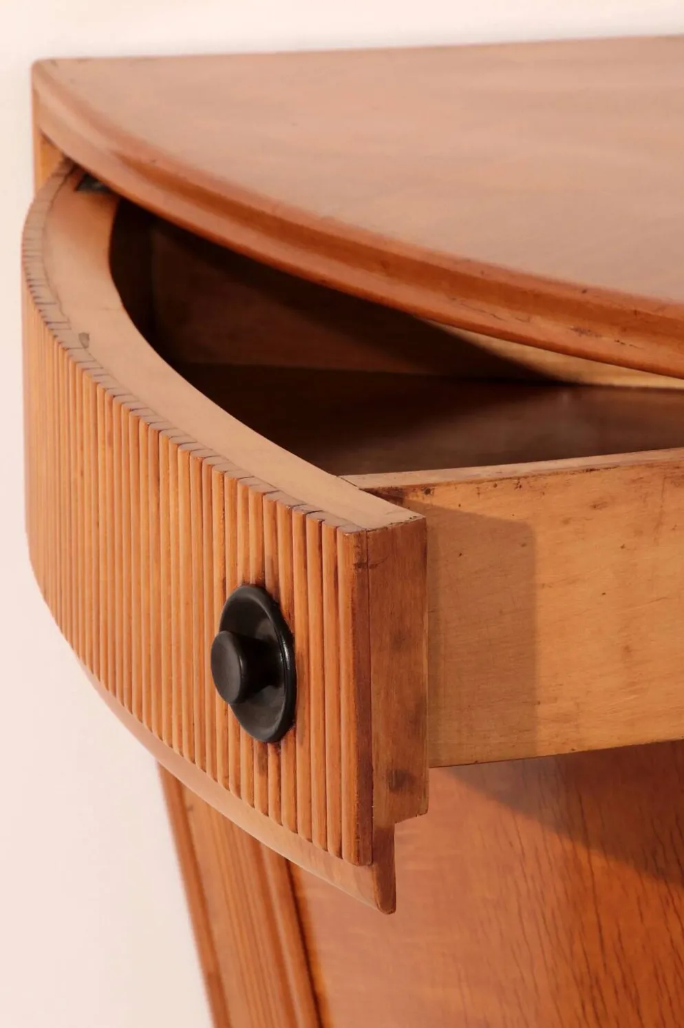 Meuble bar en bois clair attribué à Paolo Buffa, années 1940