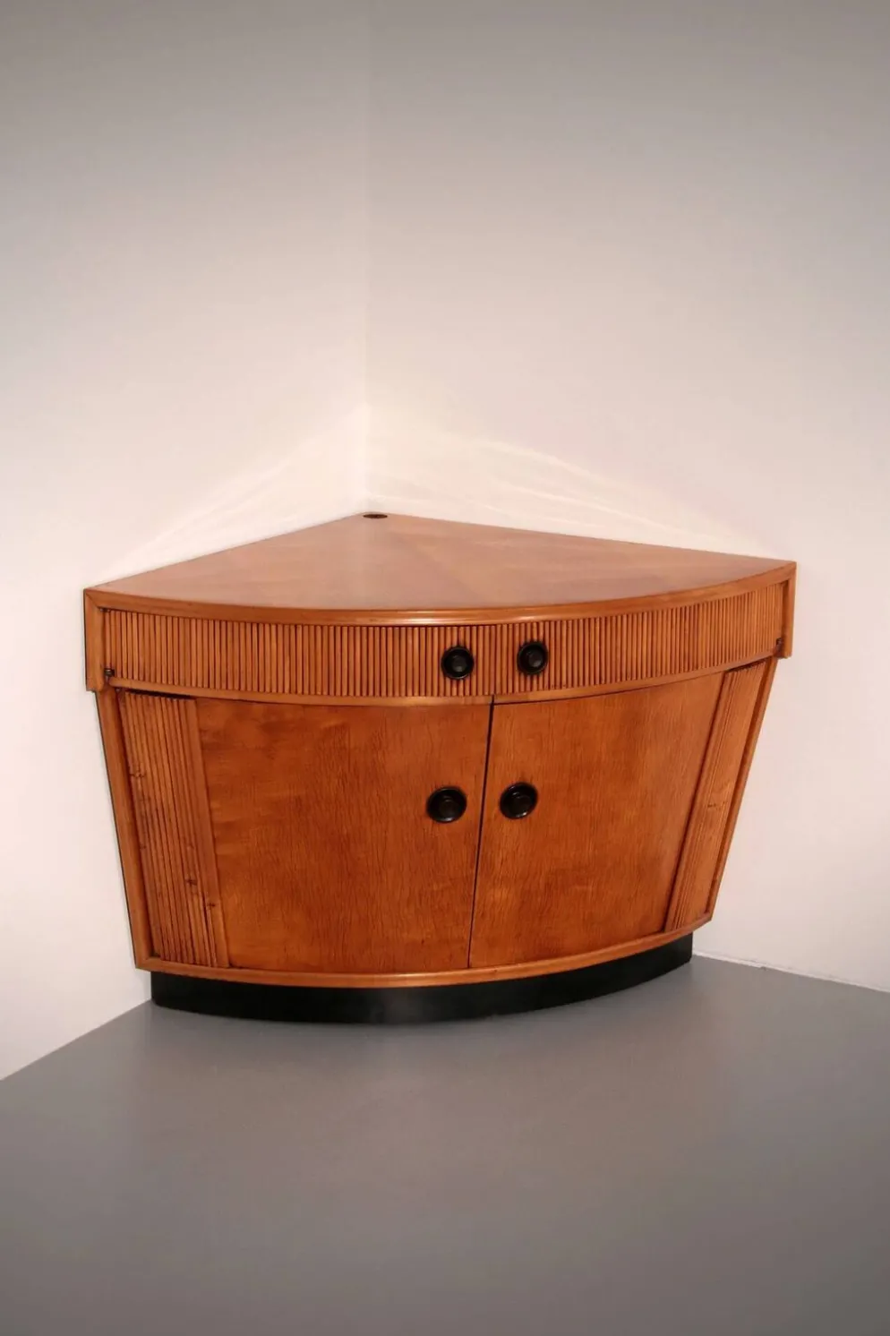Meuble bar en bois clair attribué à Paolo Buffa, années 1940
