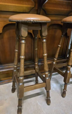 Meuble bar en bois massif avec étagères et deux tabourets