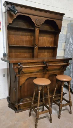 Meuble bar en bois massif avec étagères et deux tabourets