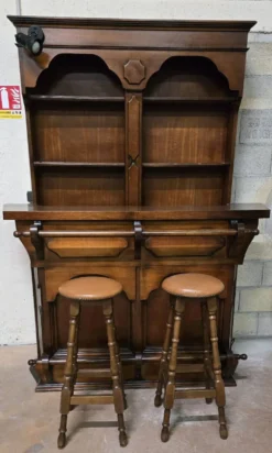 Meuble bar en bois massif avec étagères et deux tabourets
