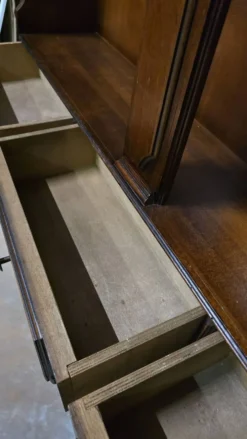Meuble bar en bois massif avec étagères et deux tabourets