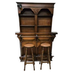 Meuble bar en bois massif avec étagères et deux tabourets