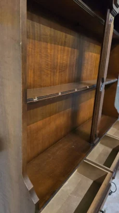 Meuble bar en bois massif avec étagères et deux tabourets