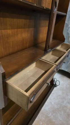 Meuble bar en bois massif avec étagères et deux tabourets