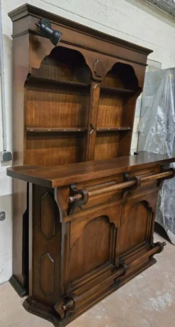 Meuble bar en bois massif avec étagères et deux tabourets