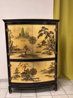 Meuble bar galbé d'inspiration chinoise, laque noire et intérieur rouge