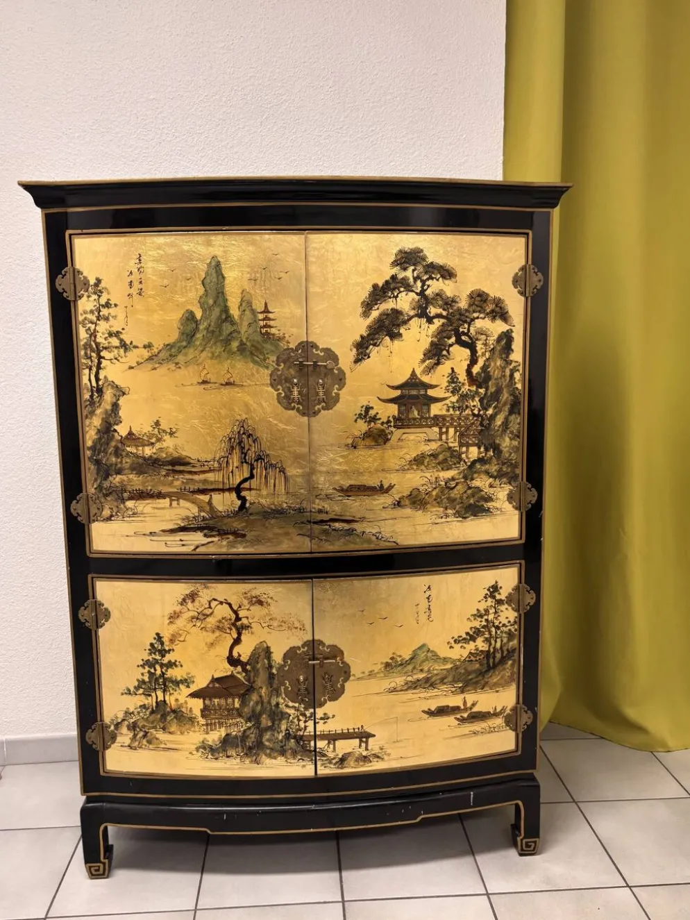 Meuble bar galbé d'inspiration chinoise, laque noire et intérieur rouge