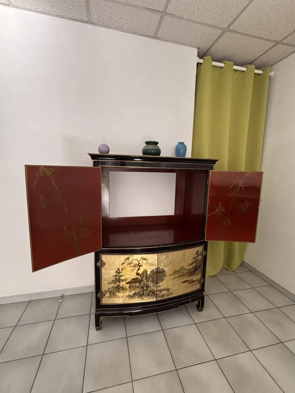 Meuble bar galbé d'inspiration chinoise, laque noire et intérieur rouge