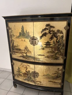 Meuble bar galbé d'inspiration chinoise, laque noire et intérieur rouge