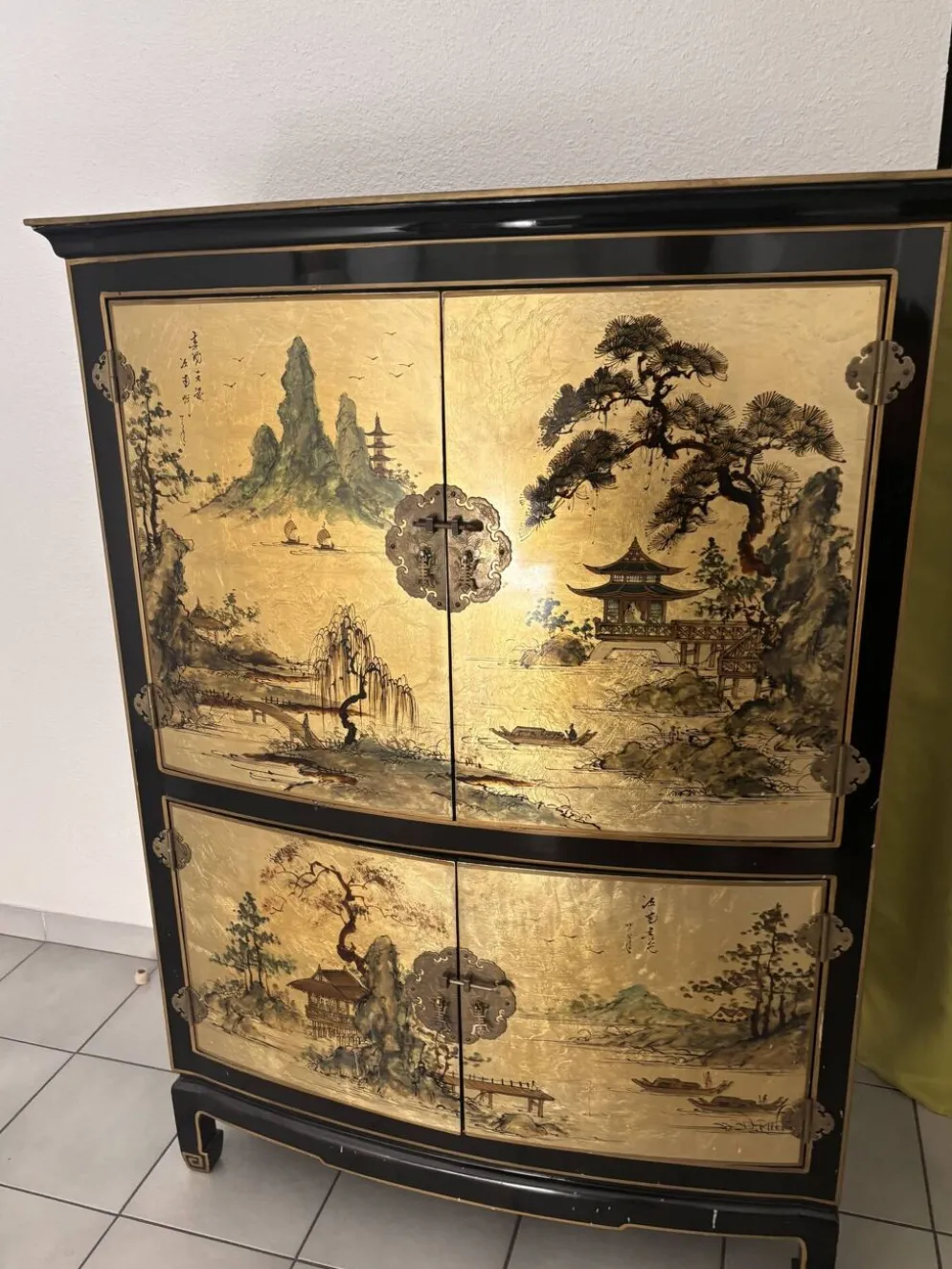 Meuble bar galbé d'inspiration chinoise, laque noire et intérieur rouge