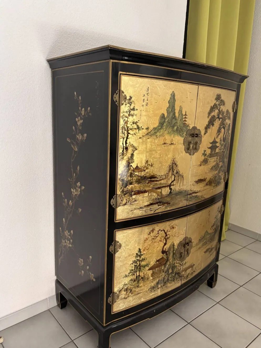 Meuble bar galbé d'inspiration chinoise, laque noire et intérieur rouge