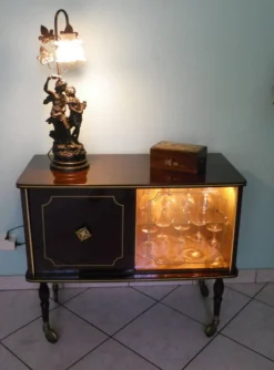 Meuble bar lumineux, corpus en bois laqué 1960/1970