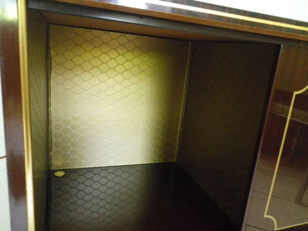 Meuble bar lumineux, corpus en bois laqué 1960/1970