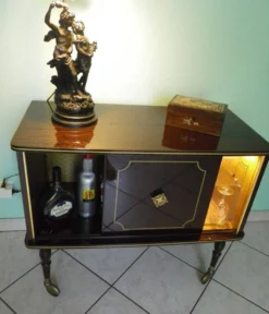 Meuble bar lumineux, corpus en bois laqué 1960/1970