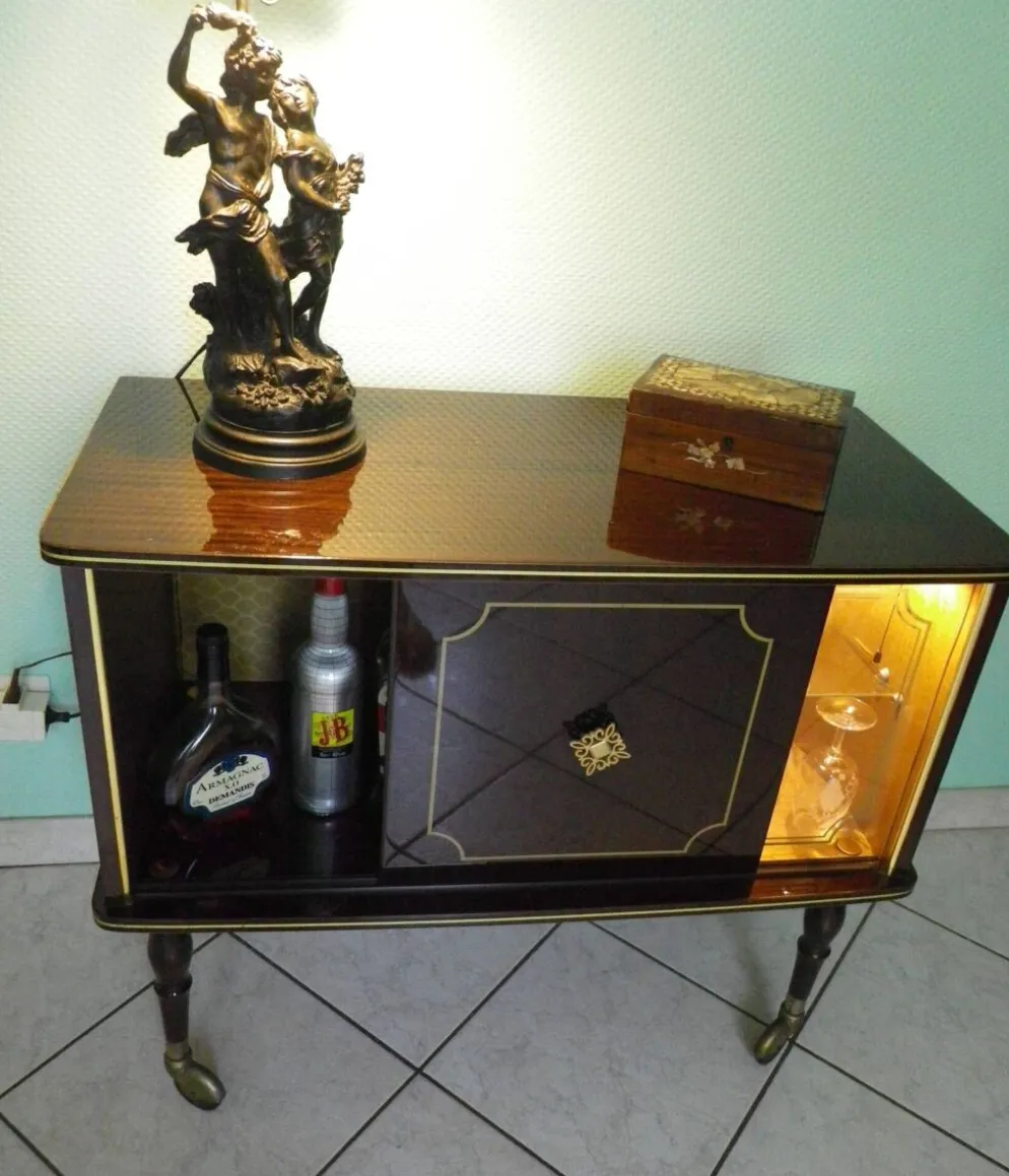 Meuble bar lumineux, corpus en bois laqué 1960/1970