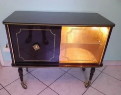 Meuble bar lumineux, corpus en bois laqué 1960/1970
