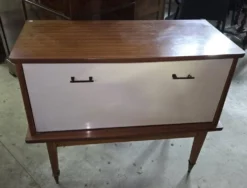 Meuble bar vintage de style mid-century des années 1950–60