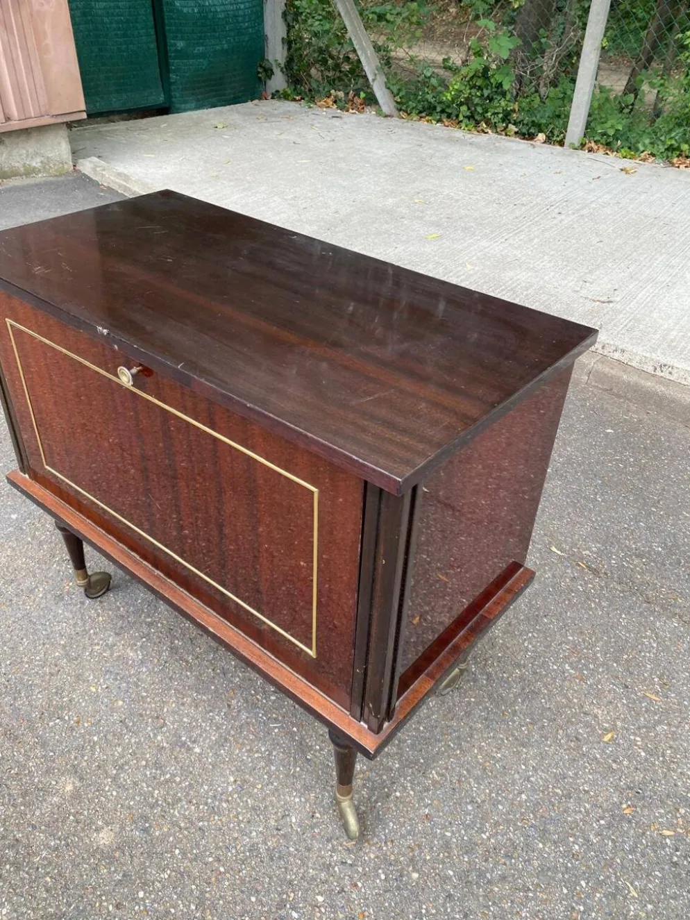 Meuble bar vintage rétro mid-century sur roulettes avec éclairage 1960