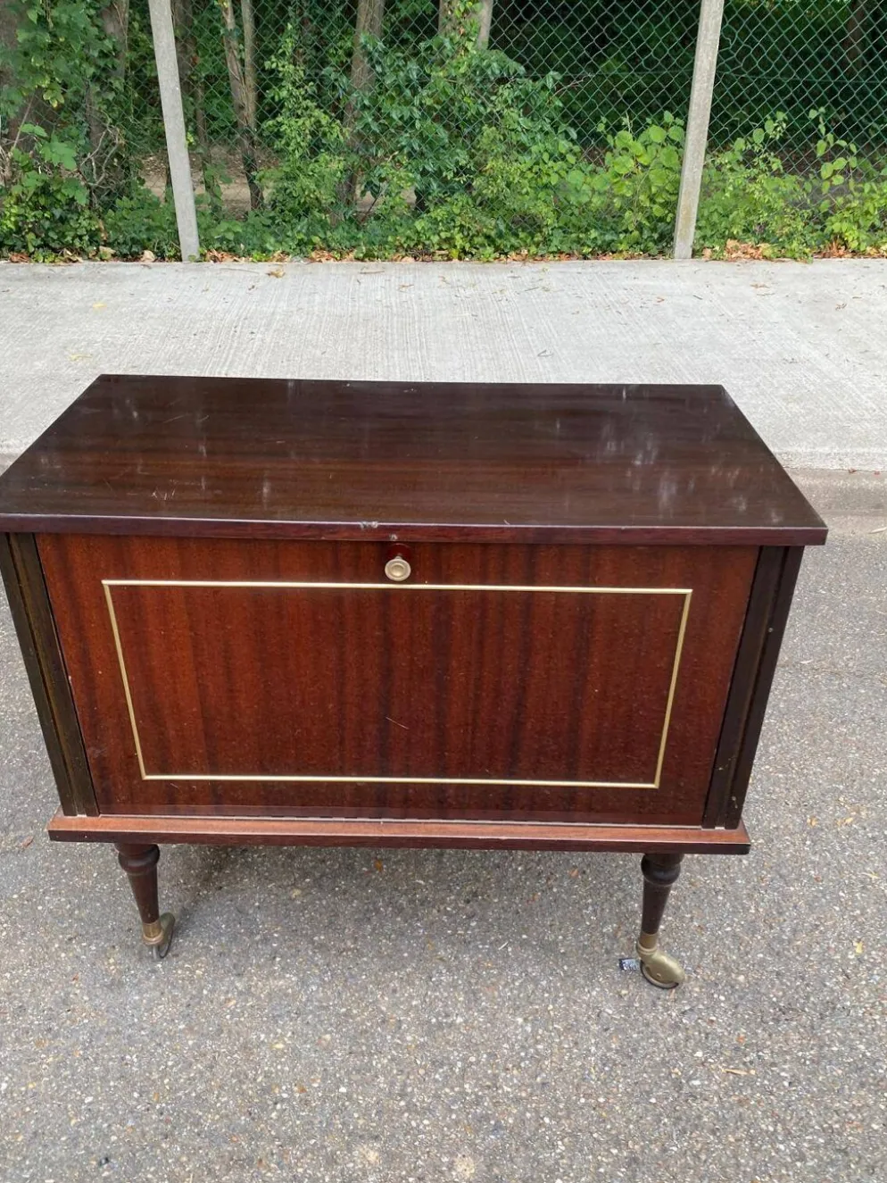 Meuble bar vintage rétro mid-century sur roulettes avec éclairage 1960