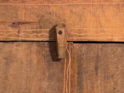 Meuble bas ancien en bois de pin – Europe centrale, vers 1870