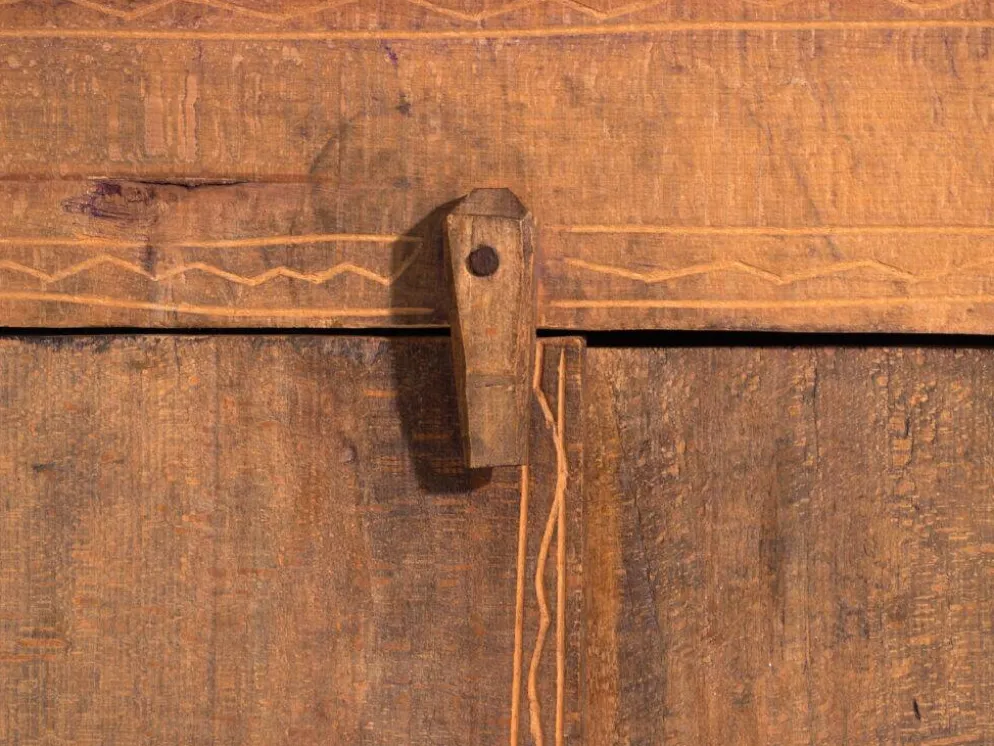 Meuble bas ancien en bois de pin – Europe centrale, vers 1870