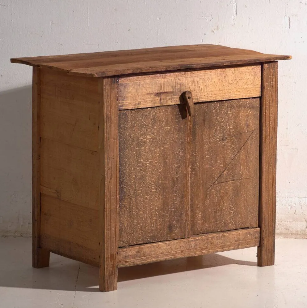 Meuble bas ancien en bois de pin – Europe centrale, vers 1870