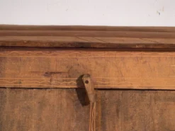 Meuble bas ancien en bois de pin – Europe centrale, vers 1870