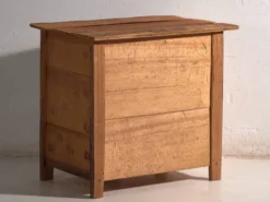 Meuble bas ancien en bois de pin – Europe centrale, vers 1870