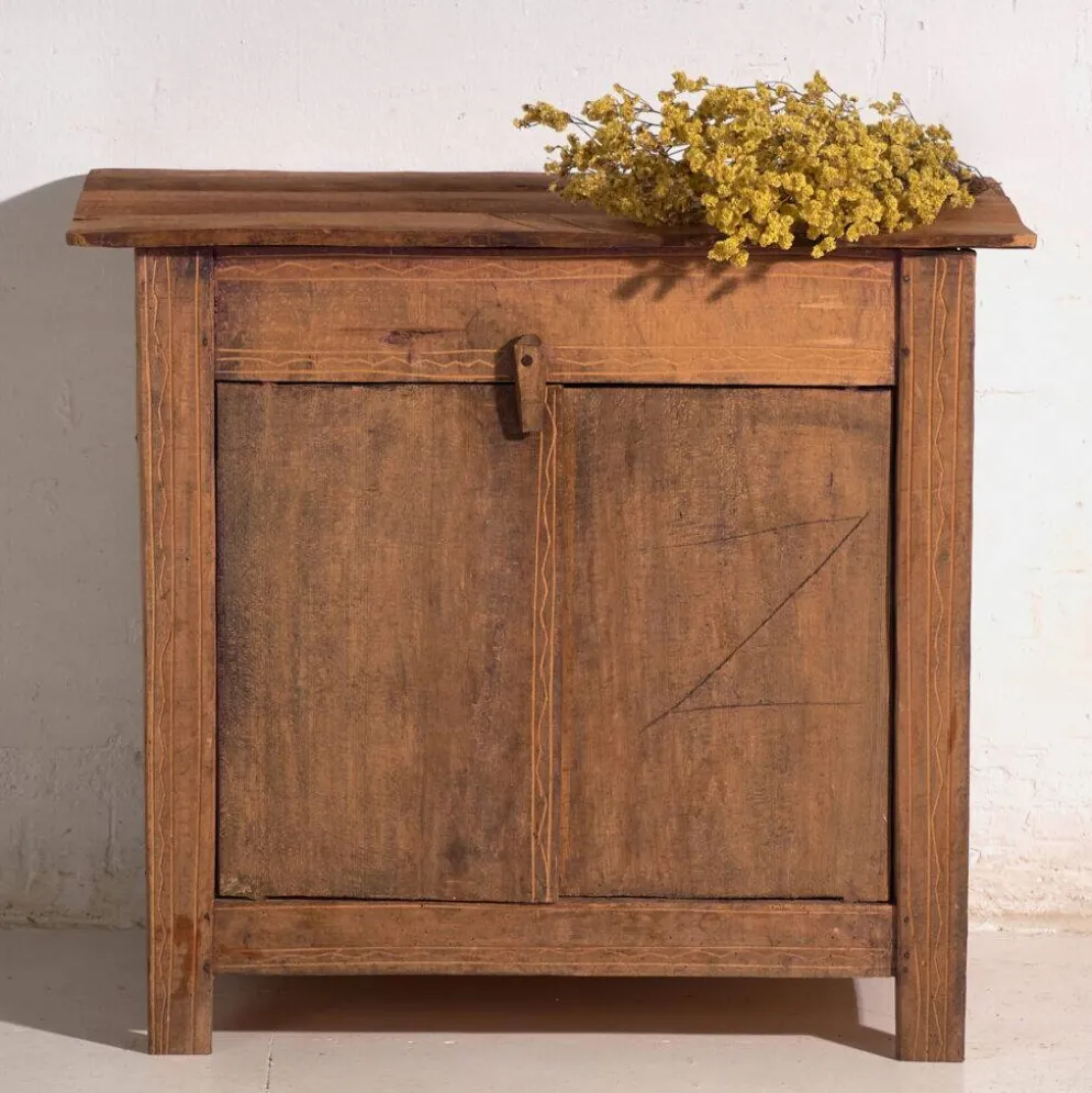 Meuble bas ancien en bois de pin – Europe centrale, vers 1870