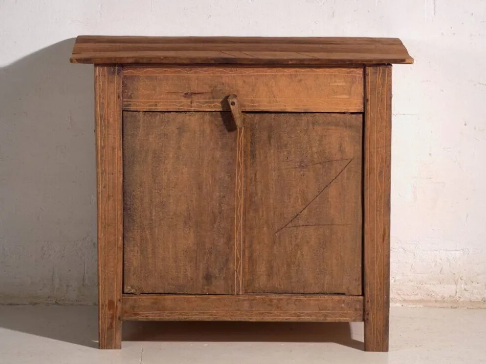 Meuble bas ancien en bois de pin – Europe centrale, vers 1870