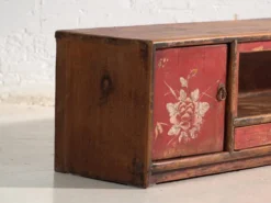 Meuble bas ancien en bois d’orme – Chine, vers 1900