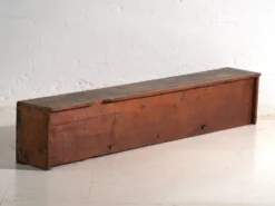 Meuble bas ancien à fleurs peintes en bois de pin – Chine, vers 1900
