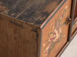 Meuble bas ancien à fleurs peintes en bois de pin – Chine, vers 1900