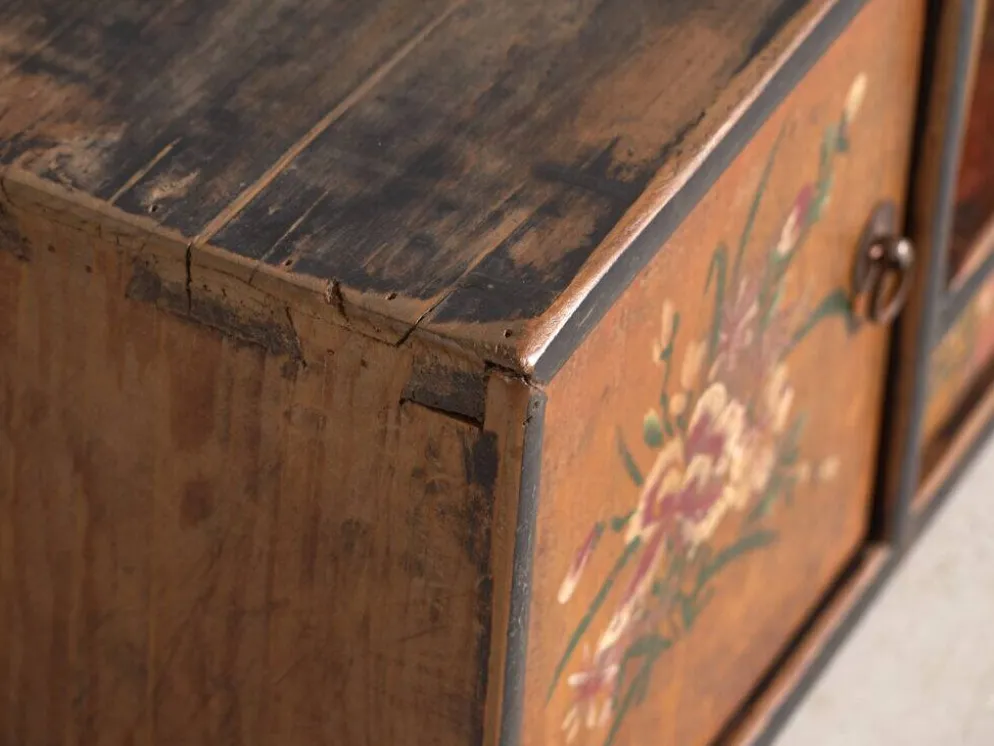 Meuble bas ancien à fleurs peintes en bois de pin – Chine, vers 1900