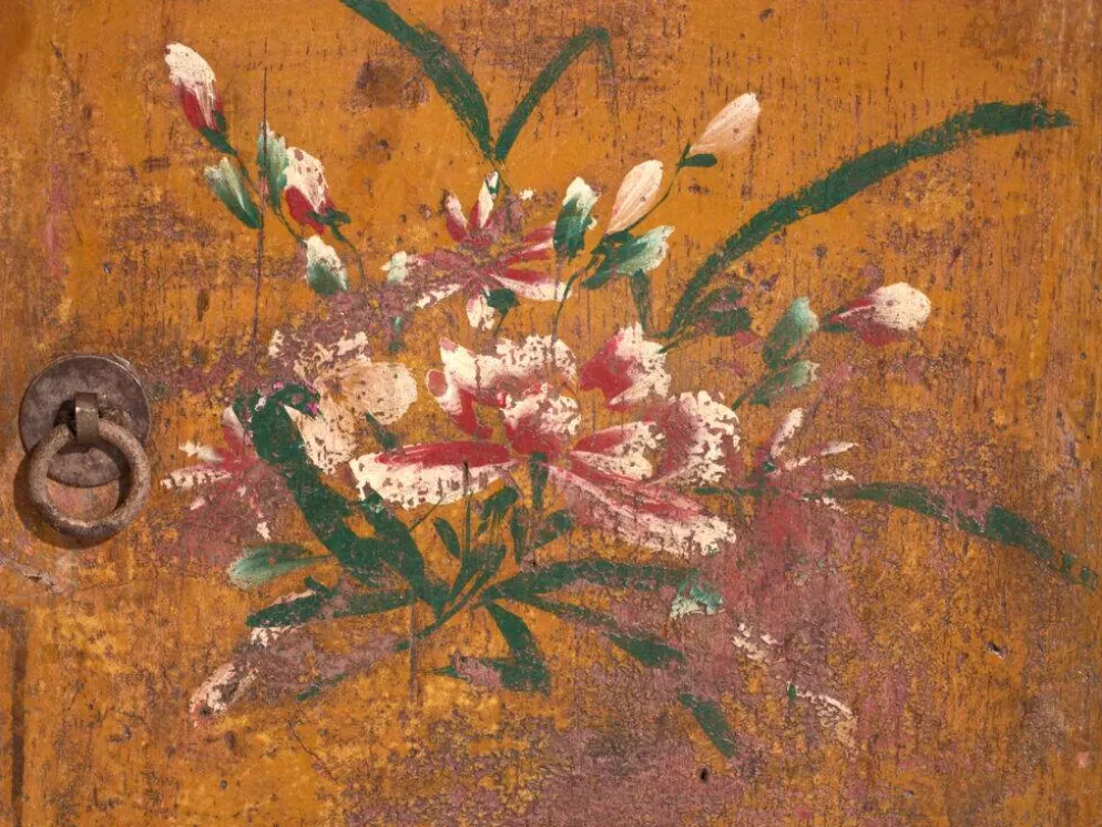 Meuble bas ancien à fleurs peintes en bois de pin – Chine, vers 1900