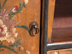 Meuble bas ancien à fleurs peintes en bois de pin – Chine, vers 1900