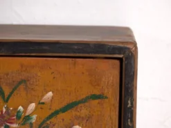 Meuble bas ancien à fleurs peintes en bois de pin – Chine, vers 1900