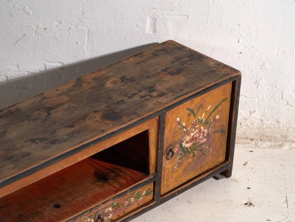 Meuble bas ancien à fleurs peintes en bois de pin – Chine, vers 1900
