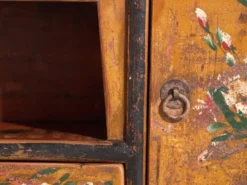 Meuble bas ancien à fleurs peintes en bois de pin – Chine, vers 1900
