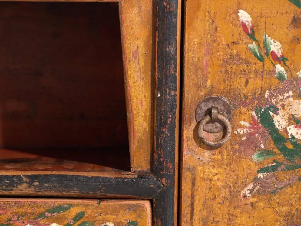 Meuble bas ancien à fleurs peintes en bois de pin – Chine, vers 1900