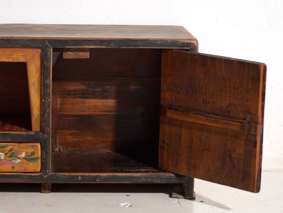 Meuble bas ancien à fleurs peintes en bois de pin – Chine, vers 1900
