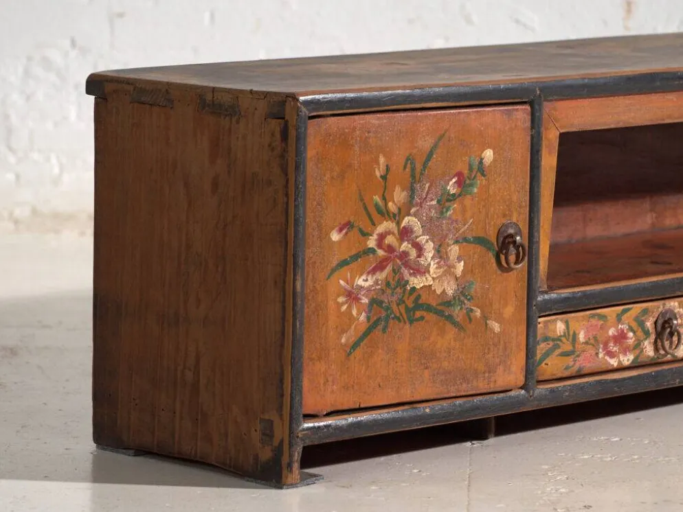Meuble bas ancien à fleurs peintes en bois de pin – Chine, vers 1900