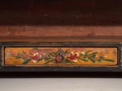 Meuble bas ancien à fleurs peintes en bois de pin – Chine, vers 1900