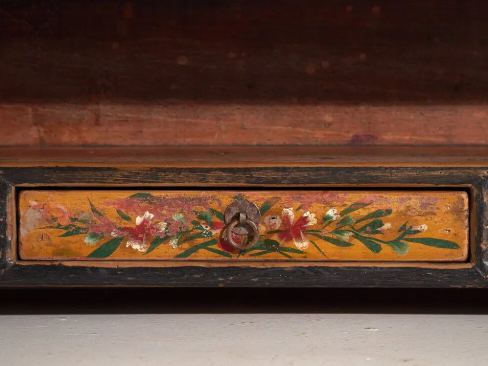 Meuble bas ancien à fleurs peintes en bois de pin – Chine, vers 1900