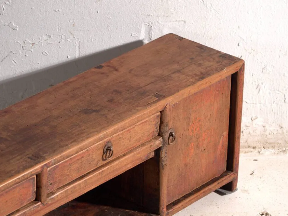 Meuble bas ancien laqué en bois d’orme – Chine, vers 1900