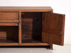 Meuble bas ancien laqué en bois d’orme – Chine, vers 1900